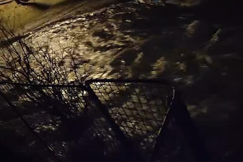 NEVREME NAPRAVILO HAOS U ISTOČNOJ HERCEGOVINI: U Gacku se izlila reka, voda ušla u kuće, ODRONI i stabla po putu (VIDEO, FOTO)