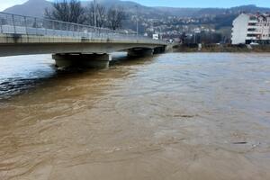 LIM SVAKOG TRENUTKA PRETI DA SE IZLIJE: Vanredna situacija u Prijepolju! Zabranjen prelaz preko mosta (FOTO)