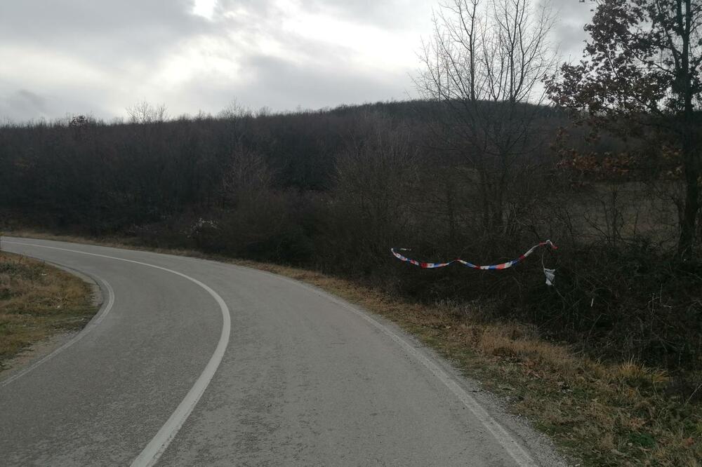 PRONAĐENA MINA U SELU KOD PROKUPLJA: Policajci dežuraju kraj nje