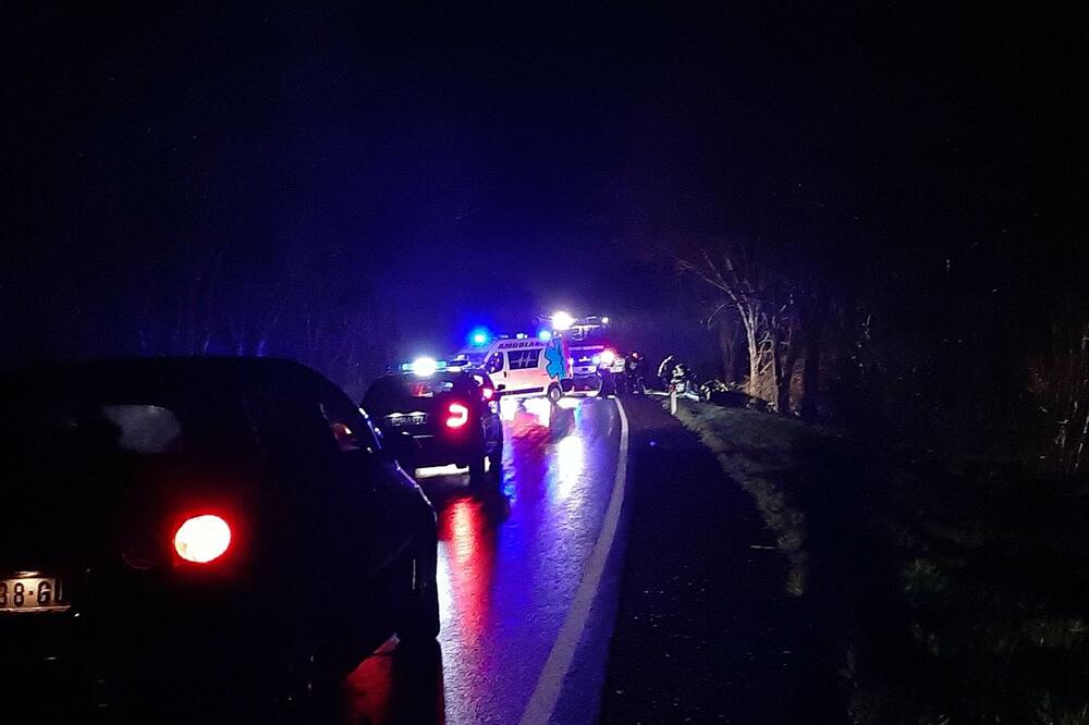 GOLFOM ULETEO U PILJARU: Nesvakidašnja saobraćajna nezgoda kod Smedereva DIGAO AUTO NA GAJBICE SA VOĆEM I POVRĆEM (FOTO)