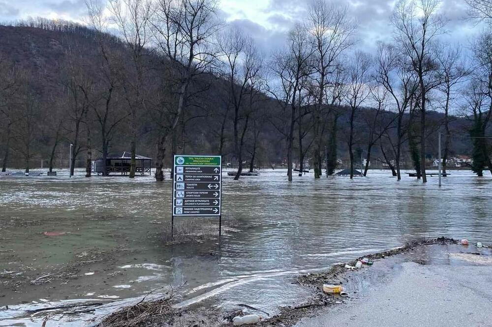 DRINA SE IZLILA IZ KORITA: Padavine izazvale haos širom BiH i Crne Gore, poplavljeni objekti, kuće ODSEČENE OD PUTA (VIDEO, FOTO)