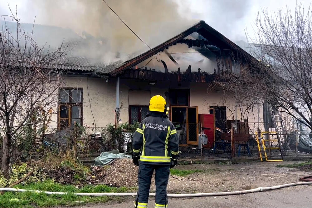 STRAŠAN POŽAR U BEOČINU: Gori niz objekata, na terenu više vatrogasnih ekipa