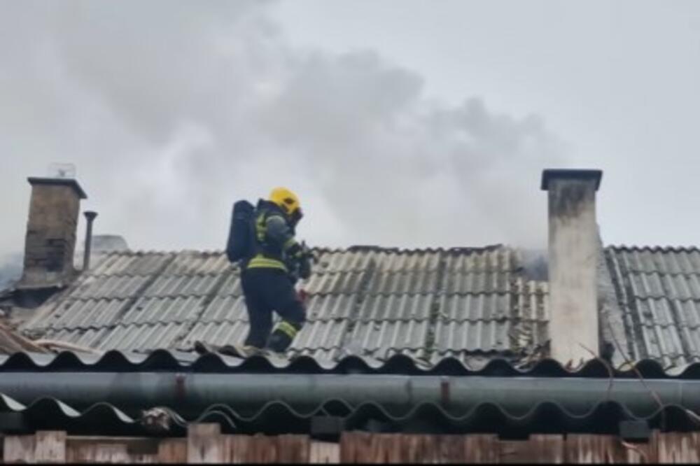 MAMA, GORI! NA POŽAR U BEOČINU PRVI ALARMIRAO UPLAŠENI DEČAČIĆ: Vatra gutala zid iznad kreveta u kom je spavao (VIDEO)