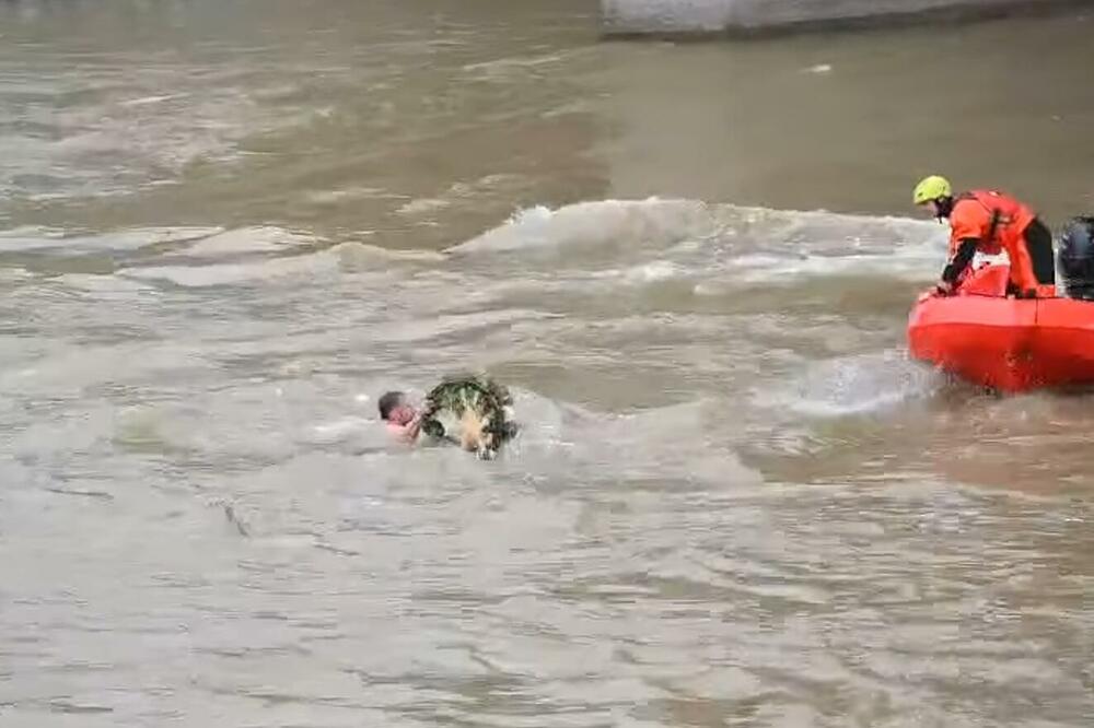 ON JE BIO JUNAK I U NABUJALOM VRBASU: Za Časni krst u Banjaluci plivao samo jedan mladić, doplivao do krsta u IME SVIH (VIDEO)