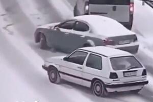 SKLONI SE, BRALE, IDE GOLF: Vozač BMW doživeo neviđenu blamažu, zapeo u snegu i ni da mrdne, a onda je naišla DVOJKA (VIDEO)