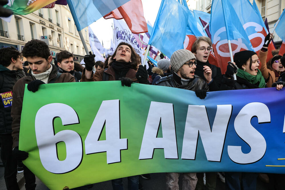 MAKRON NE POPUŠTA PRED MASOVNIM PROTESTIMA: Francuska vlada usvojila reformu penzija uprkos milion ljudi na ulicama