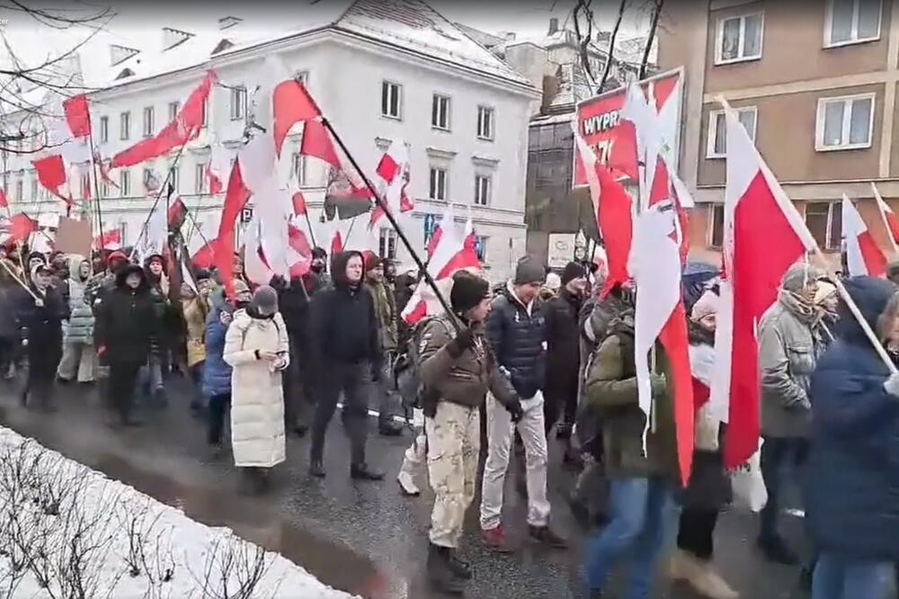 ZAUSTAVITE AMERIKANIZACIJU POLJSKE, OVO NIJE NAŠ RAT: U Varšavi održan protest protiv učešća Poljaka u ratu u Ukrajini VIDEO, FOTO