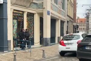 OVO SE VIĐA SAMO NA FILMU! Spektakularna pljačka u Francuskoj: Lopovi AUTOMOBILOM uleteli u Luj Viton, pa ga OPUSTOŠILI (VIDEO)
