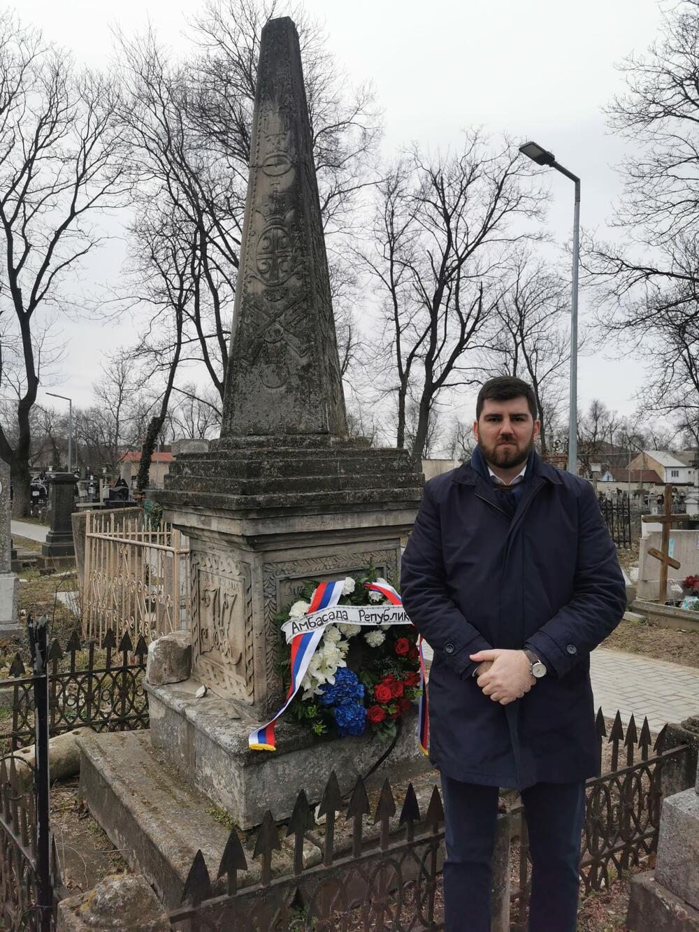 AmbadorStefan Tomašević položi venac na grob Alekse Karađorđevića