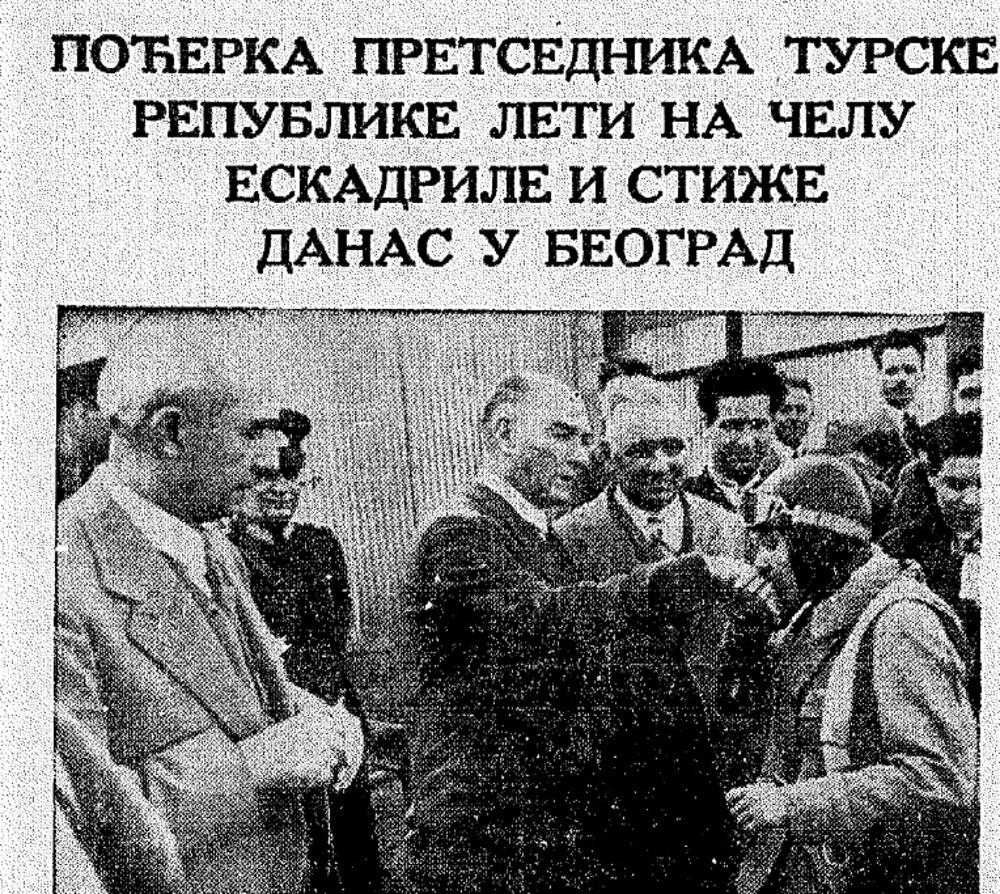 Najava dolaska u beogradskoj štampi, a na fotografiji Sabiha ljubi ruku Ataturku