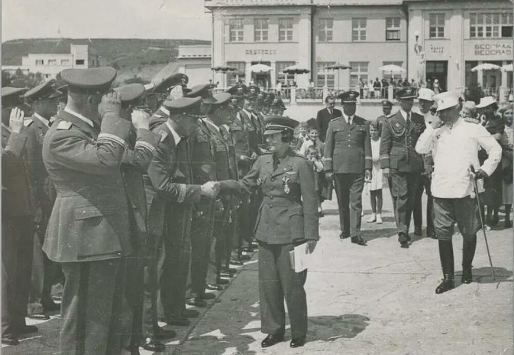 Sabiha Gokčen sa jugoslovenskim oficirima 1938. godine