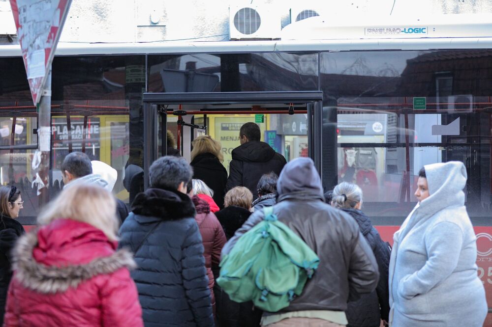 autobuska stanica, gužva na autobuskoj stanici, validatori, Bus Plus, ulazak u autobus, GSP