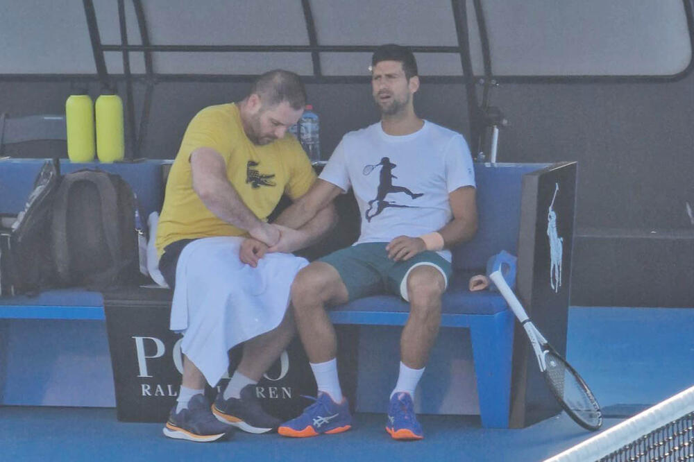 ŠTA OVO TREBA DA ZNAČI? Novakova LEVA NOGA opet bandažirana! Đoković prekinuo trening i zatražio MASAŽU PODLAKTICE (FOTO)