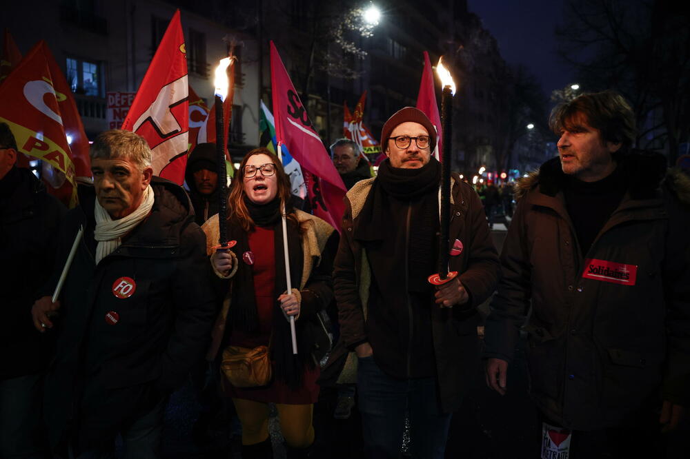 FRANCUZI BESNI ZBOG MAKRONOVE ODLUKE: Sindikati pozvali na nove proteste tokom vikenda i štrajk, pale se vatre, VEĆ NIKLE BARIKADE