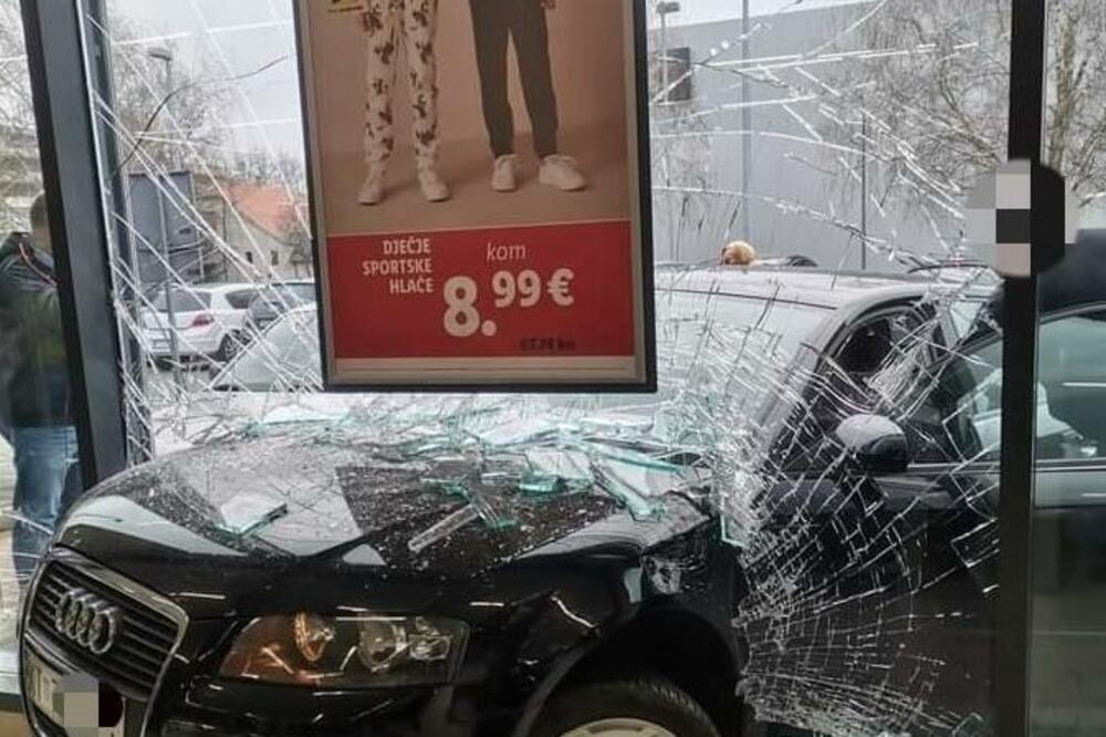 "VIDI ZVER, NI OGREBOTINE": Neviđena saobraćajka u Hrvatskoj, audijem PROLETEO KROZ IZLOG i ostao zaglavljen! Ljudi u šoku (FOTO)