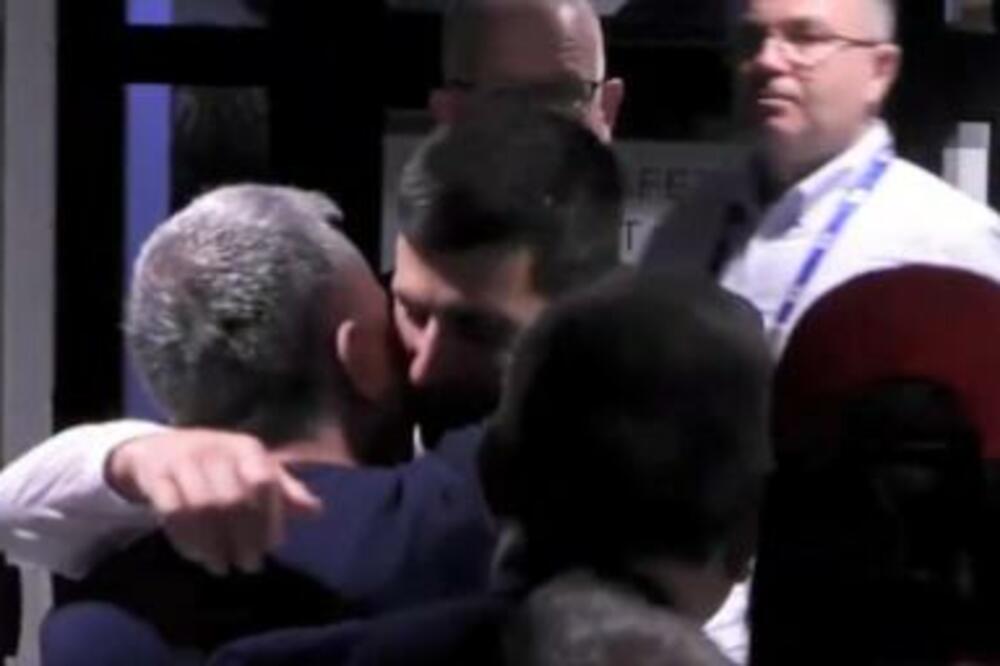 POSLE SVEGA, PONOVO ZAJEDNO! Emotivan susret oca i sina - zagrljaj Novaka i Srđana obišao je ČITAV SVET! VIDEO