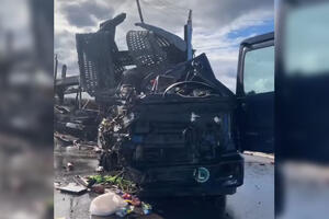 KABINE KAMIONA UNIŠTENE U PARAMPARČAD: Jezive fotografije sa mesta sudara kamiona kod Paraćina, jedan vozač nastradao! (FOTO)