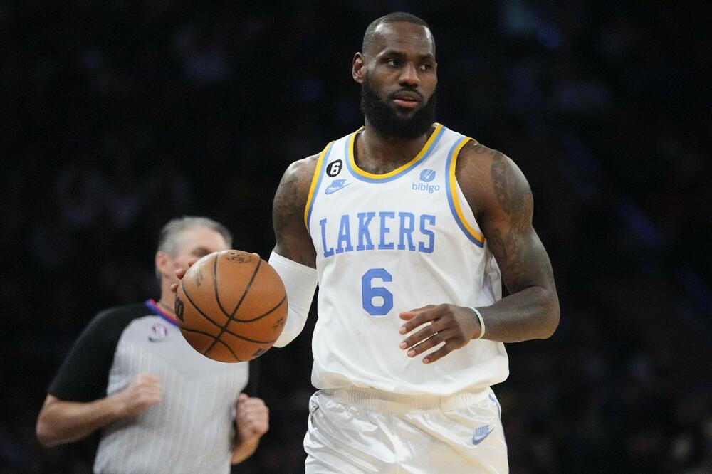 TEŽAK UDARAC ZA LEJKERSE: Lebron Džejms van terena - predviđaju mu DUGU PAUZU (FOTO)