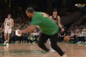 HIT SCENA U NBA Čistač na parketu, a Boston u kontri: Obrisao parket, pa zbrisao sa terena! Komentatori vrištali od smeha! (VIDEO)