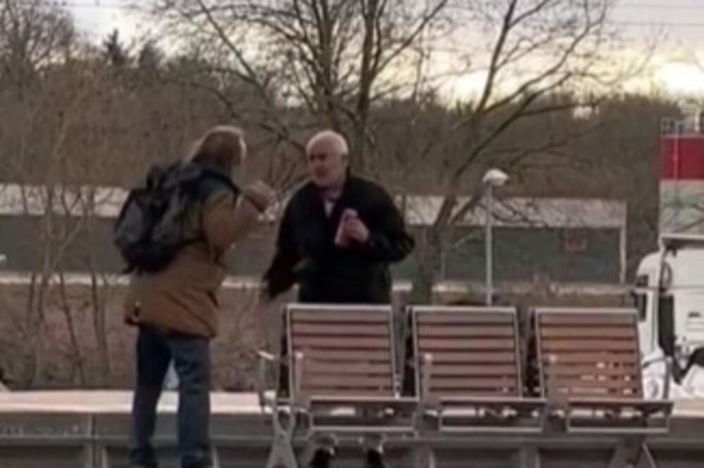 SRBIN NAPRAVIO HAOS U NEMAČKOJ: Na železničkoj stanici pustio narodnjake, kad su ga opomenuli, usledile su NAJGORE PSOVKE (VIDEO)