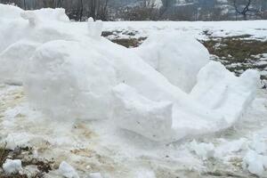 KAKAV CAR! OD SNEGA NAPRAVIO BOLID FORMULE 1: Na Fruškoj gori osvanula jedinstvena snežna skulptura, POGLEDAJTE OVO REMEK-DELO
