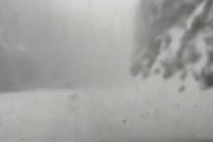 DESETINE VOZILA OSTALE ZAROBLJENE NA JAHORINI: Zbog snega i vetra paralisan saobraćaj!
