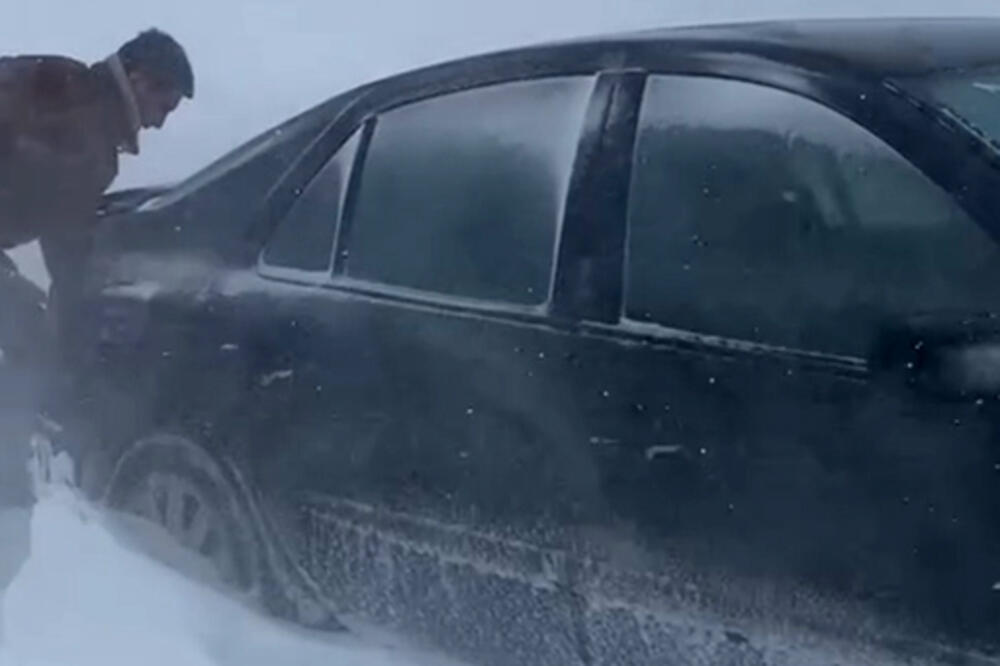 SPASENI ZAVEJANI SKIJAŠI NA GOLIJI: Posle višesatne drame i borbe sa snežnim nanosima zavejani automobili odblokirani! VIDEO