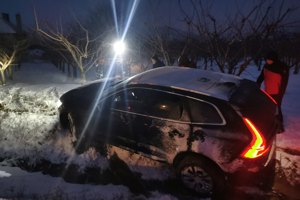 DŽIPOM SLETEO U KANAL KOD TOPOLE! Posle nesreće vozilo se jedva videlo od snežne oluje, morali traktorom da izvlače (FOTO)