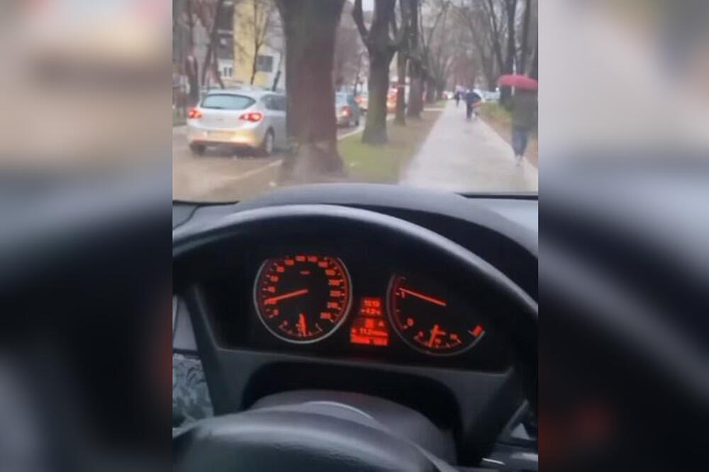MOŽE LI BEZOBRAZNIJE OD OVOGA?! Vozač BMW bahato pretiče kolonu trotoarom, ljudi prolaze, a on ODVRNUO NARODNJAKE (VIDEO)