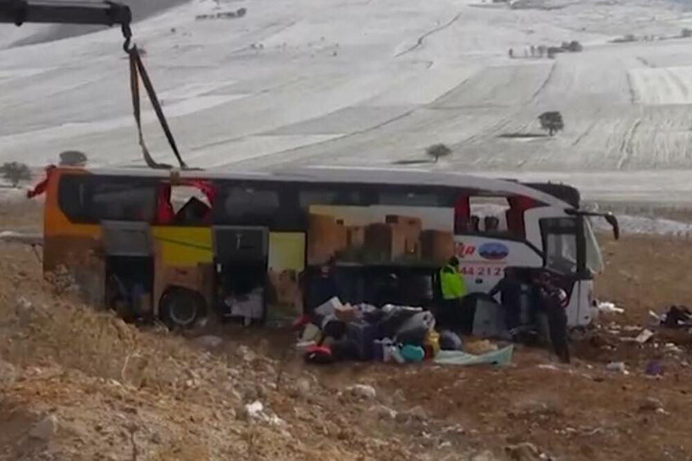 STRAVIČNA NESREĆA U TURSKOJ, PREVRNUO SE AUTOBUS: Osmoro poginulih, 42 osobe povređene! Objavljeni jezivi prizori (VIDEO, FOTO)