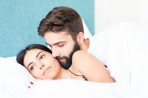 DA LI JE NORMALNO DA NEKO NE ŽELI INTIMNE ODNOSE? Ako vaš partner izbegava aktivnosti u krevetu, ovo bi mogao biti GLAVNI PROBLEM!