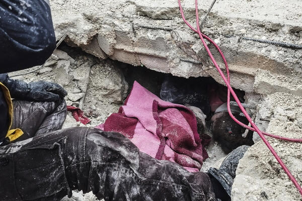 ŽENA ŽIVA ZAKOPANA OBJAVILA FOTOGRAFIJU: Horor nakon zemljotresa, ljudi zarobljeni u ruševinama MOLE ZA POMOĆ na Tviteru (FOTO)