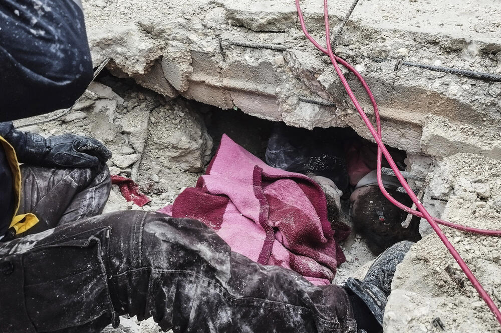 ŽENA ŽIVA ZAKOPANA OBJAVILA FOTOGRAFIJU: Horor nakon zemljotresa, ljudi zarobljeni u ruševinama NA TVITERU MOLE ZA POMOĆ (FOTO)
