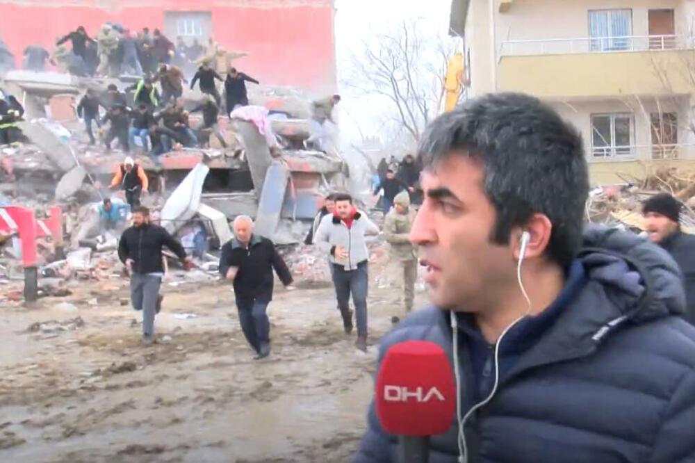 REPORTER IZVEŠTAVAO UŽIVO, A ONDA JE OPET POČELO DA SE TRESE: Jeziv snimak iz Turske, spasioci se RAZBEŽALI sa ruševina (VIDEO)