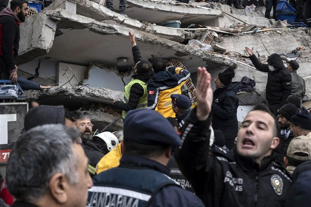 CRNE SLUTNJE: Procenjuje se da je razorni zemljotres u Turskoj i Siriji odneo NAJMANJE 10.000 ŽIVOTA?