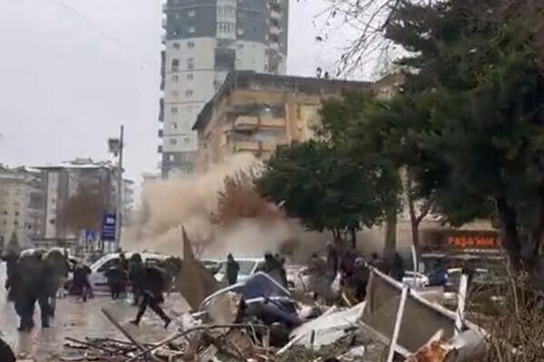DOK SPASIOCI TRAŽE PREŽIVELE U JEDNOJ ZGRADI, DRUGA IM SE RUŠI IZA LEĐA: Zastrašujući snimci nakon zemljotresa u Turskoj (VIDEO)