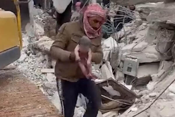 ŽENA SE PORODILA ZAKOPANA U RUŠEVINAMA: Snimljen NEVEROVATAN PRIZOR u Siriji, ljudi istovremeno svedočili čudu i TRAGEDIJI (VIDEO)