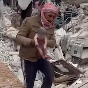 ŽENA SE PORODILA ZAKOPANA U RUŠEVINAMA: Snimljen NEVEROVATAN PRIZOR u Siriji,