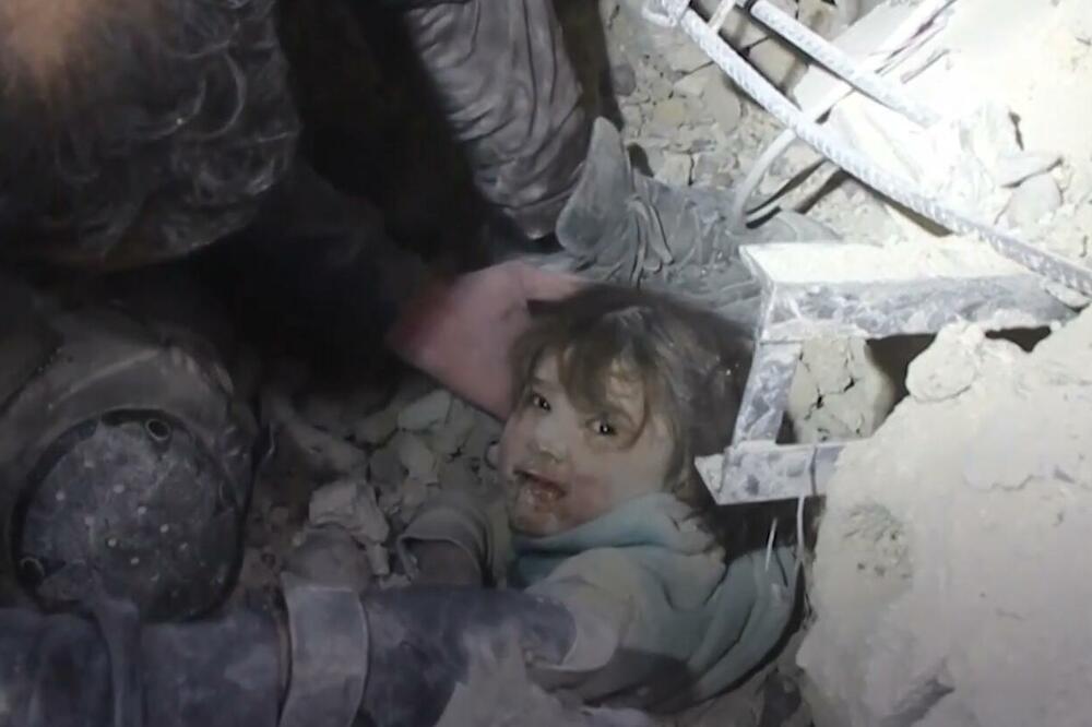 KAMERA SNIMILA POGLED DEVOJČICE KAD JE UGLEDALA SPASIOCA: Snimak iz ruševina u Siriji OBIŠAO SVET, prizor tera suze na oči (VIDEO)
