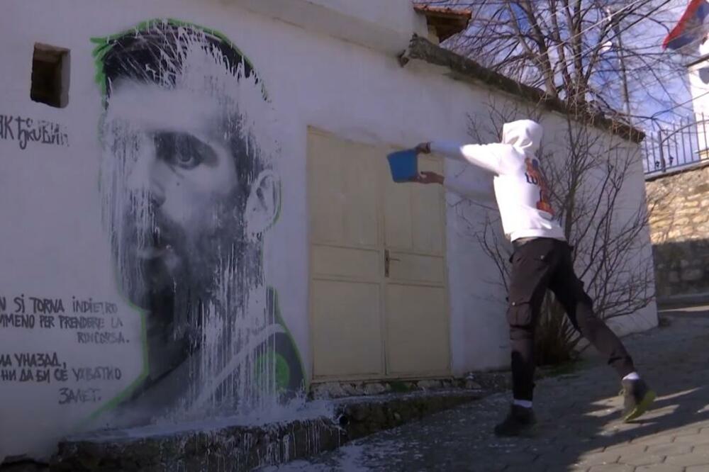 NOVAK ĐOKOVIĆ NIJE RATNI ZLOČINAC! Srbi na Kosovu BESNI zbog VANDALSKOG ČINA, njegov mural predstavlja SIMBOL SLOBODE! VIDEO