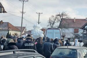 MAJKA DOZIVA LEPU JOKU, UMESTO NA FAKULTET PRATE JE NA VEČNI POČINAK: Beli baloni za učenicu stradalu u nesreći kod Grdelice FOTO
