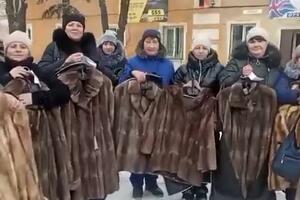 BUNDE U ZAMENU ZA MUŽEVE: Udovice ruskih boraca ubijenih u Ukrajini dobile DONACIJE! Razvukle osmeh od UVA DO UVA (VIDEO)