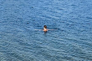 SCENA DA SE SMRZNEŠ: Muškarac pliva u ledenom jezeru na Adi, iako je napolju temperaturi jedva nula stepeni!