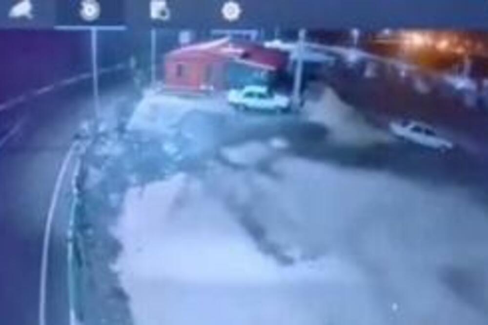 ASFALT POSKAKIVAO KAO NA TALASIMA, VOZILA KAO IGRAČKE: Snimak stravičnog zemljotresa u Turskoj (VIDEO)