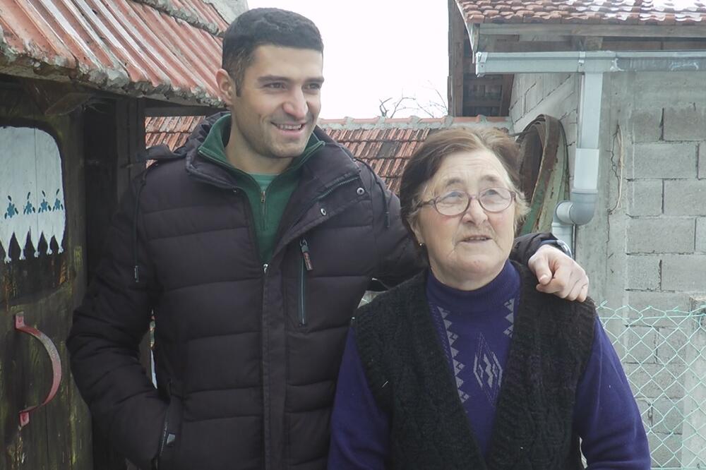 OD DIVLJIH VOĆKI NAPRAVILI BIZNIS IZ SNOVA! Baba i unuk najveći proizvođači lekovitog pića, sa ovim napitkom NEMA GRIPA! (FOTO)