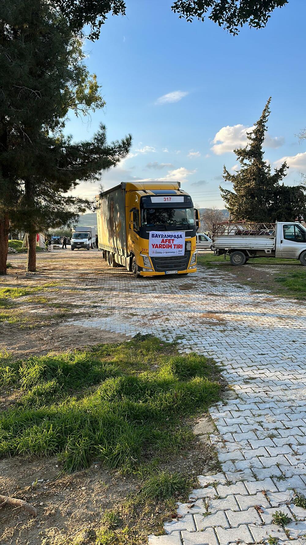 Stigli na odredište - kamion sa pomoću u selu na tursko-sirijskoj granici