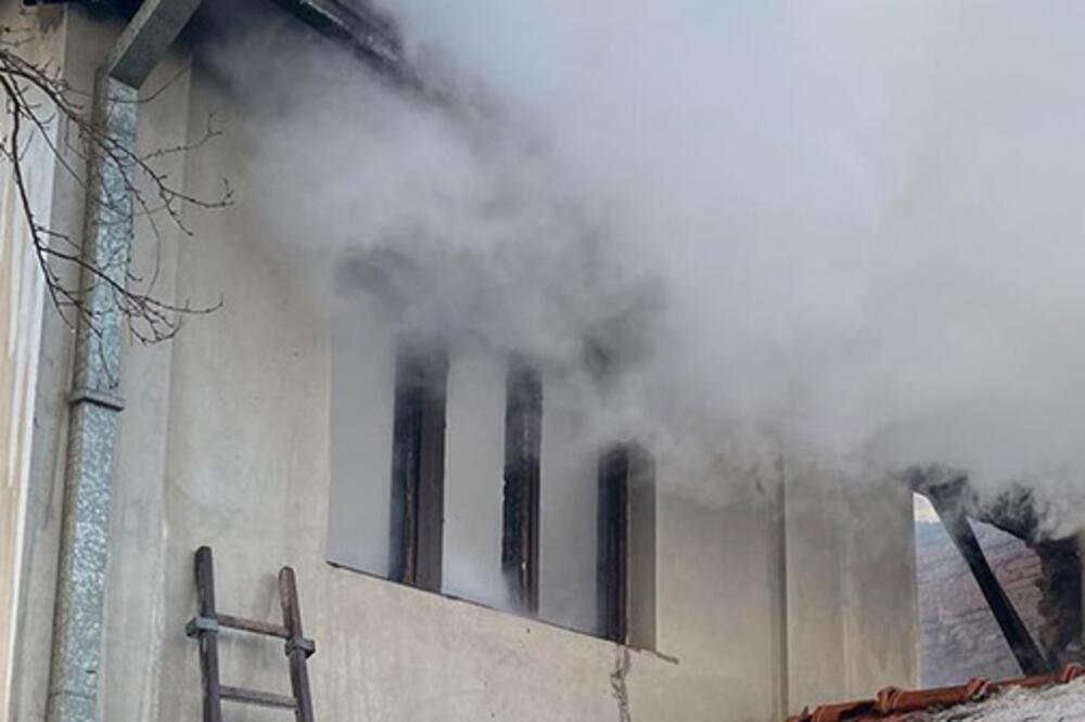 POŽAR KOD IVANJICE: Izgorela porodična kuća, vatrogasci sprečili veću štetu
