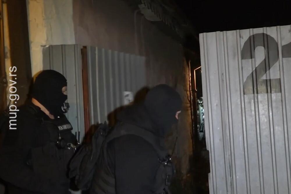 POGLEDAJTE AKCIJU SRPSKE POLICIJE! Razvalili kapiju, pa ih zatekli na delu! 3 uhapšena, među njima i Crnogorac (VIDEO)