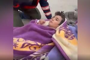 POTRESAN PRIZOR IZ TURSKE: Mališana izvlače iz ruševine, on moli spasioca da mu učini OVO! Da srce PUKNE (VIDEO)