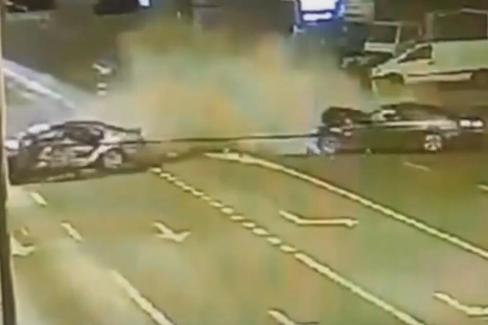 OVO JE TAČAN TRENUTAK UŽASA NA ZRENJANINSKOM PUTU: Sudar tako silovit oba automobila katapultirao na suprotne strane ulice VIDEO